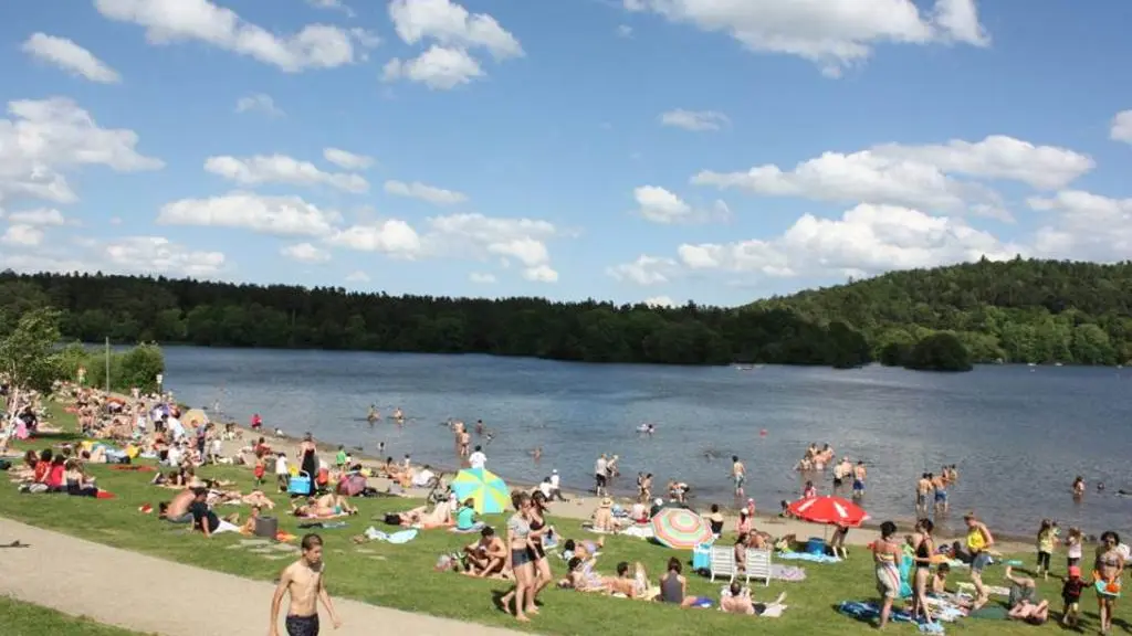 Lac d'Aydat en été — baignade et activités nautiques